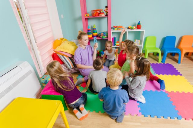 Co robi asystent nauczyciela w przedszkolu